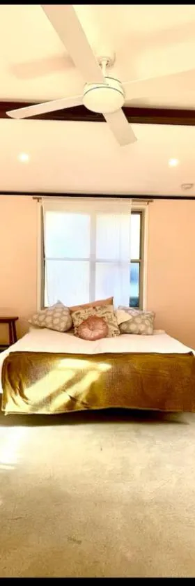 Beautiful, comfortable 7 mins walk to Mullumbimby，位于穆伦宾比的酒店
