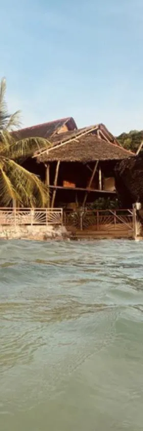Shambala Madagascar: Beachfront Lodge And Adventures，位于Ambolobozo的酒店