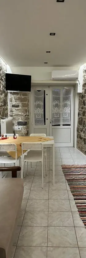 Davelis House，位于Agios Vlasios的酒店