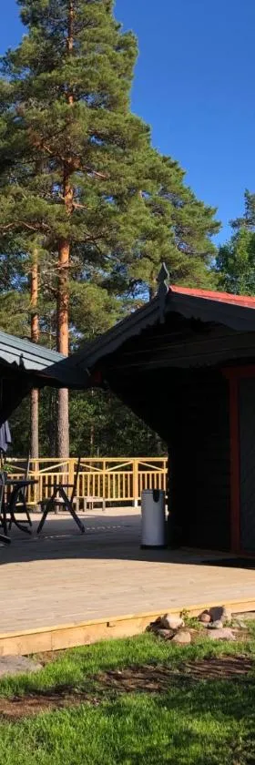 Timber cottages with jacuzzi and sauna near lake Vänern，位于卡尔斯塔德的酒店