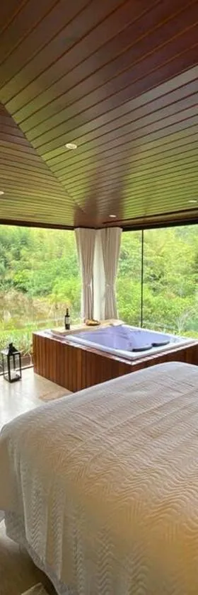 Loft Vidro Lake Rota do Vinho São Roque，位于圣罗克的酒店