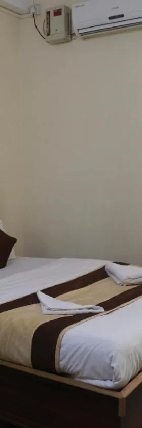 Hotel Embassy，位于迪布鲁加尔的酒店