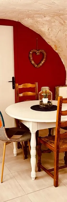La Cave aux Lumières - Proche centre-ville - 2 chambres - Wifi，位于Renaison的酒店