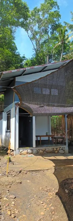 Tupi's Beachfront Minihouse，位于Bacungan的酒店