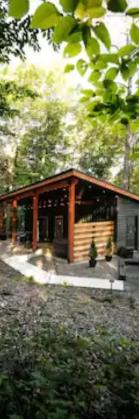 The Hillside Retreat - Cozy container home with Hot tub and Fire pit，位于洛根的酒店