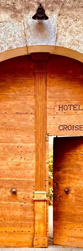 Hotel De La Croisée，位于Poncin的酒店