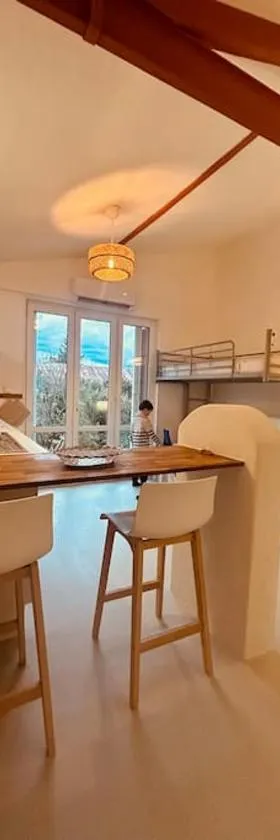 charmant studio avec terrasse，位于Mehun-sur-Yèvre的酒店