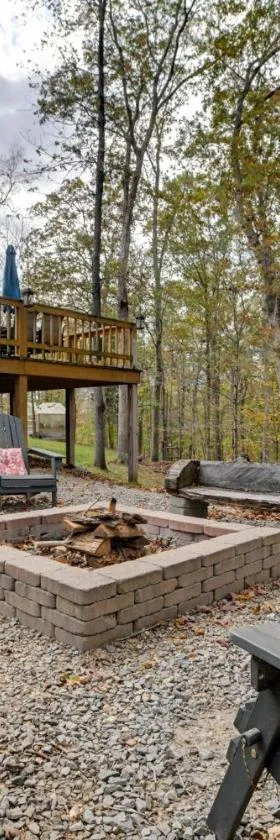 Cadiz Vacation Home with Deck Walk to Lake Barkley，位于Cadiz的酒店
