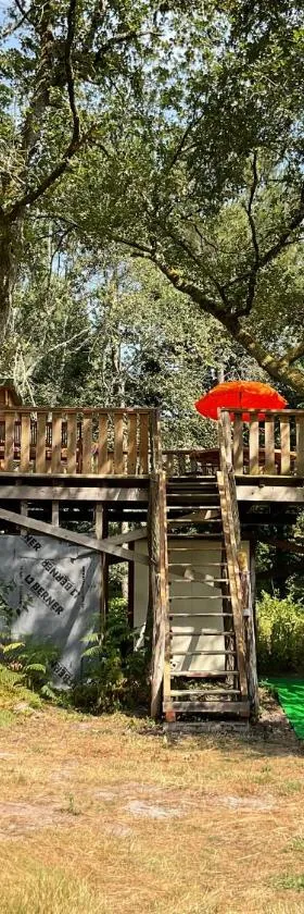 Les cabanes PALOMBIERE，位于Allons的酒店