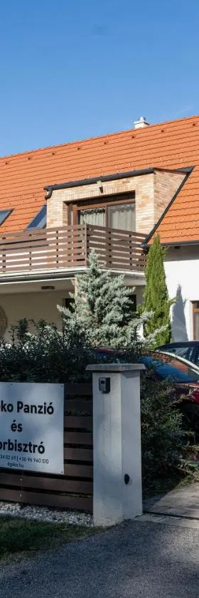 Dreko Panzió & Borbisztró，位于Győrújbarát的酒店