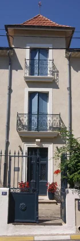 Le Petit Molière，位于Servian的酒店
