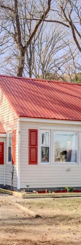 Charming Laurel Home with Gazebo and Fireplace!，位于德尔马的酒店