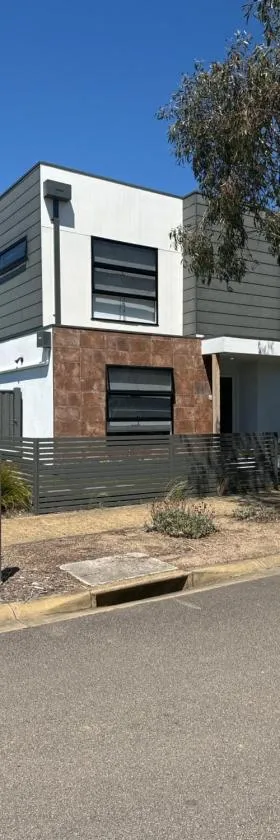 Sanary a modern beach home in Martha Cove，位于安全海滩的酒店