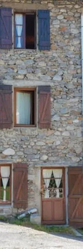 Hosting Maison La Place，位于Mérens-lès-Vals的酒店