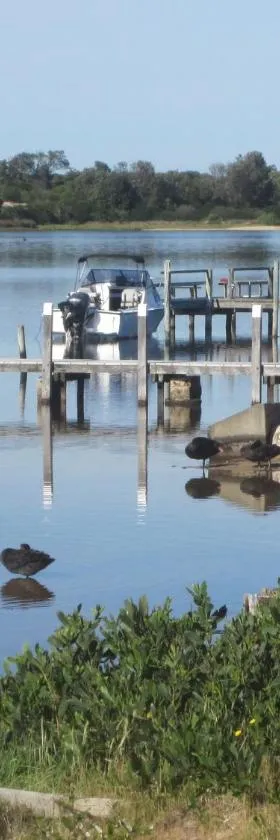 Lakes Entrance Waterfront Cottages with King Beds，位于莱克斯恩特伦斯的酒店