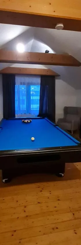 Sarahs Village Apartment - Billiard und Kamingeflüster，位于Ottnang am Hausruck的酒店