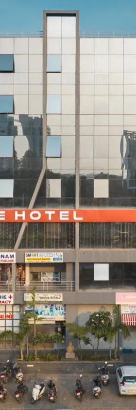 The Zuree Hotel，位于甘地讷格尔的酒店