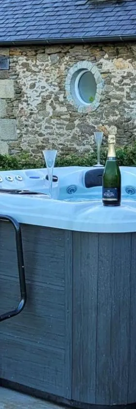Une longère pleine de charme au bout du monde ! jacuzzi extérieur vue sur la campagne, salle de billard，位于普卢贡韦兰的酒店