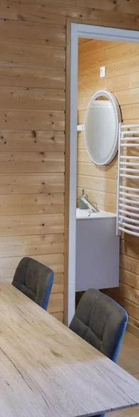 Camping & Chalets La Santoire，位于Saint-Bonnet-de-Condat的酒店