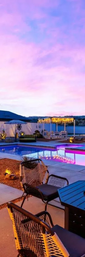 HUGE House in Joshua Tree/Yucca Valley with Pool & Hot Tub，位于丝兰谷的酒店