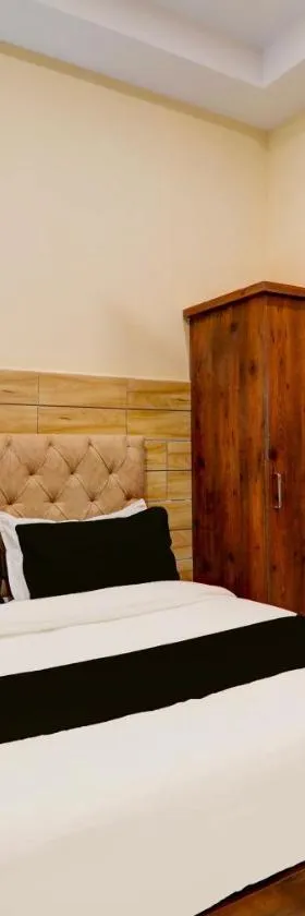 Super Hotel O Kalpna Inn，位于戈勒克布尔的酒店
