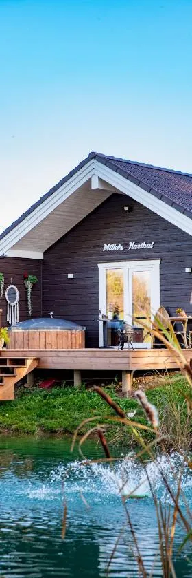 Milkės Karibai - poilsio namelis su sauna ir kubilu，位于Statiškė的酒店