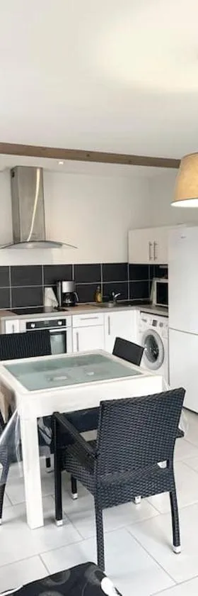Appartement T2 lumineux, très bien équipé, proche centre-ville，位于萨利耶德贝阿尔恩的酒店