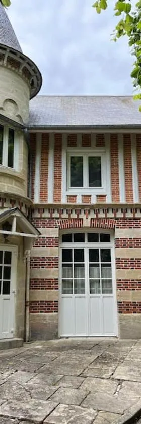 The Coach House，位于Saint-Côme-de-Fresné的酒店
