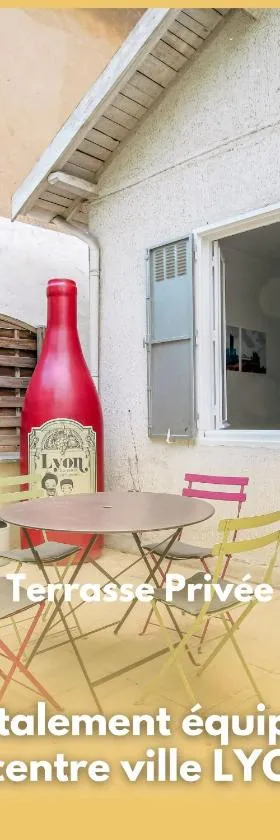 Maison cosy avec terrasse à 15 minutes de Lyon et WIFI，位于荷里尤的酒店