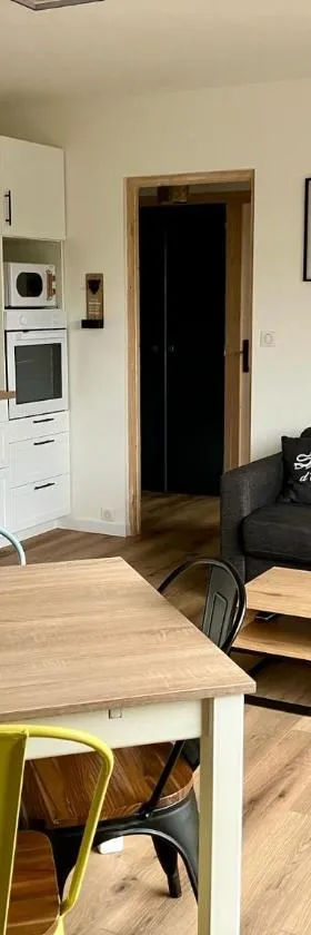 Appartement - St Brevin Les Pins - Hyper Centre - Fibré - Parking - Jusqu'à 6 personnes，位于圣布里文莱丝皮恩的酒店