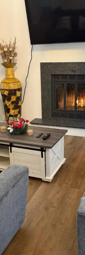 POCONOS everything close to Luxury vacational home in the heart of poconos with 3 outdoor pools for the public of the Tobyhanna community，位于托比汉纳的酒店