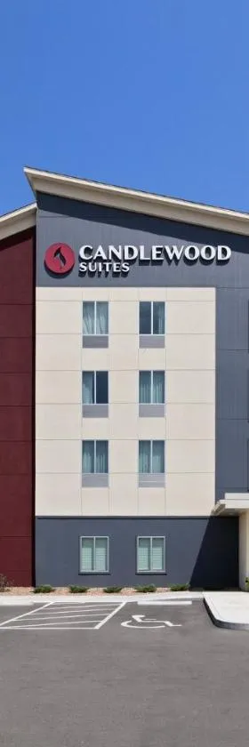 Candlewood Suites McPherson by IHG，位于McPherson的酒店