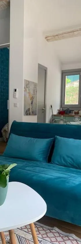Agréable Studio entre mer & montagne piscine privé，位于Le Bar-sur-Loup的酒店