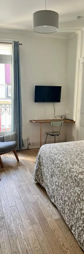 Studio cosy et fonctionnel en centre ville, clinique et tram à 5mn, sItuation idéale !，位于卡斯泰尔诺勒莱的酒店