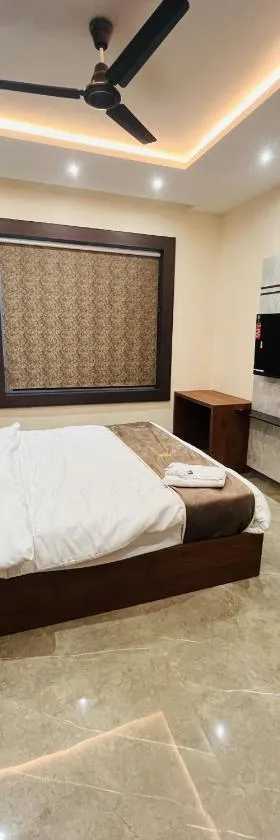 Goel Villa and Hotel，位于Allāhābād Junction的酒店