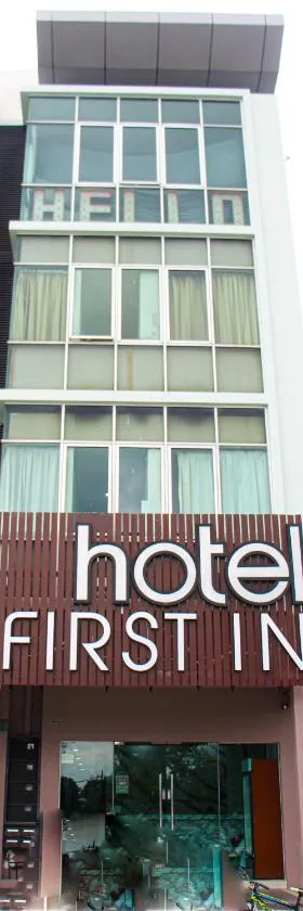 First In Hotel，位于Bandar Saujana Putra的酒店