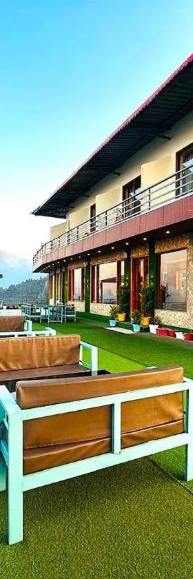 Hotel On The Edge Top Rated & Awarded Property，位于穆索里的酒店