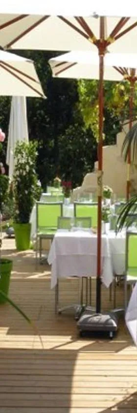 Logis Hôtels - Le Pont Bernet - Hotel 2 étoiles et restaurant，位于勒皮安·梅多克的酒店