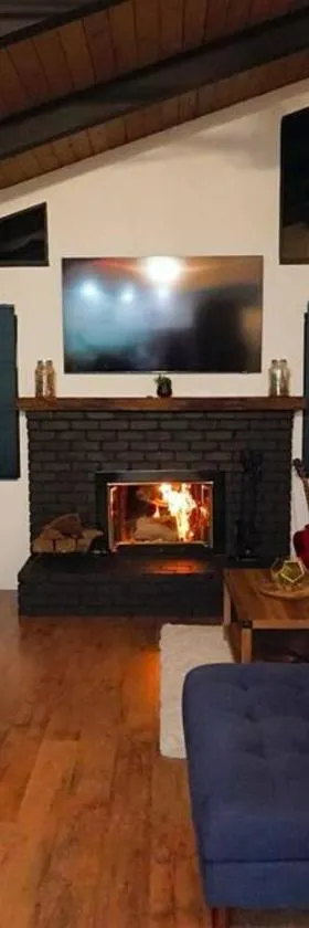 Beautiful Renovated Cozy Forest Home with Hot Tub in Crestline，位于Crestline的酒店