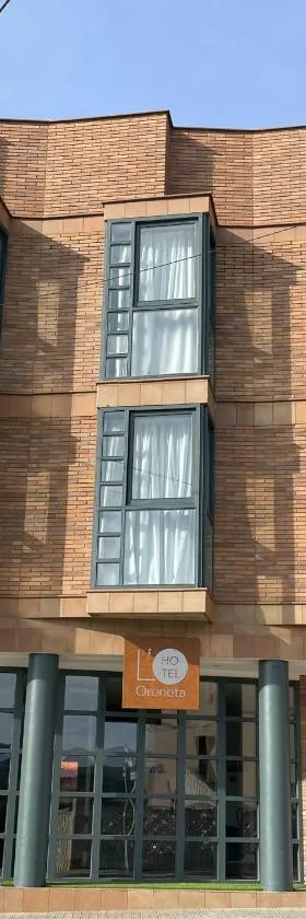 HOTEL ORENETA - Gironella，位于希罗内利亚的酒店
