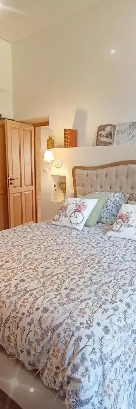Chambre d'hôtes Au Petit Bonheur，位于Lorigné的酒店