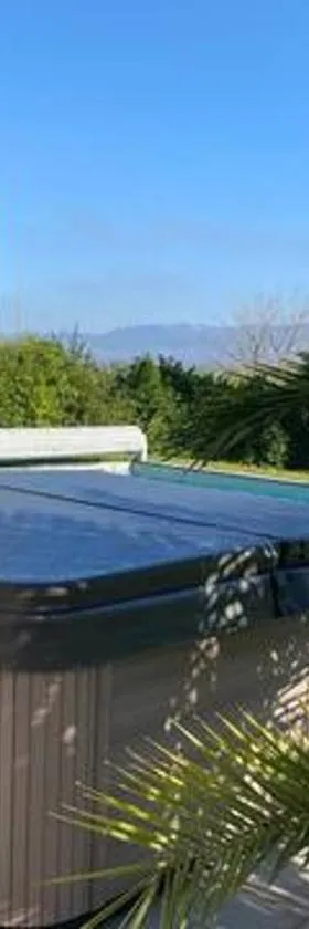 Magnifique villa avec piscine, Jacuzzi et Baignoire Balnéo，位于尤佩的酒店