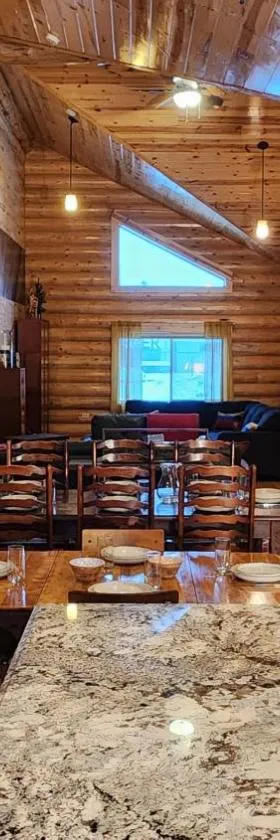 Beargrass Lodging & RV Resort，位于Hungry Horse的酒店