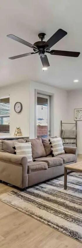 New 3 BR Townhouse - Heated Pool Sunset Patio Walk to Parks，位于圣克拉拉的酒店