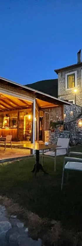 Gerofotis Traditional Guesthouse est 1892 - Close to Aigio, Akoli, Selianitika，位于拉卡的酒店