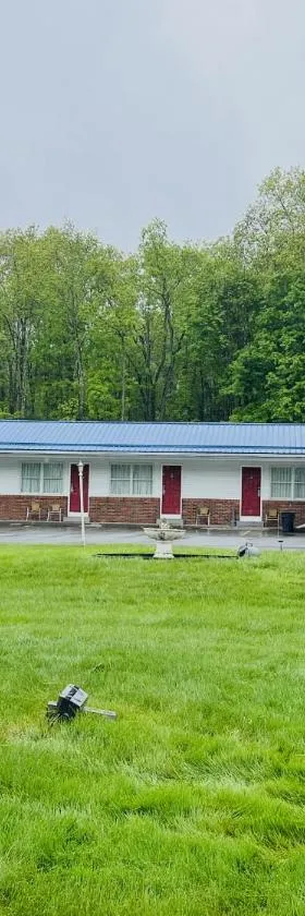 Economy Lodge 682 Main St Sturbridge，位于斯特布里奇的酒店