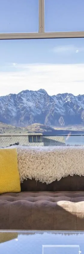 Luxury Home with Views of Lake Wakatipu，位于皇后镇的酒店