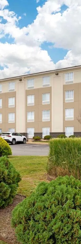 Best Western Plus Crossroads Inn & Suites，位于Zion Crossroads的酒店