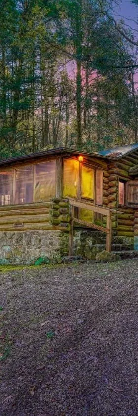 Russell Cabin，位于洛根的酒店