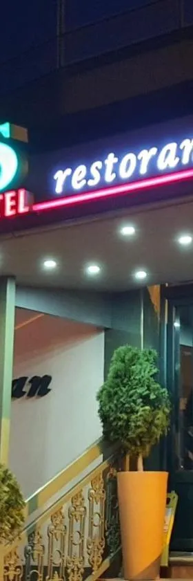 S酒店，位于贝拉内的酒店